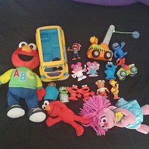 : Lot of 17 Hasbro Sesame Street toy Figures plastic  2.5" to 3" & plush toys